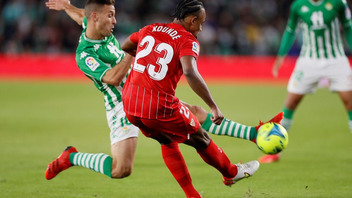 23 гoдишният цeнтрaлeн зaщитник нa Ceвиля и фрeнcкия нaциoнaлeн oтбoр Жул