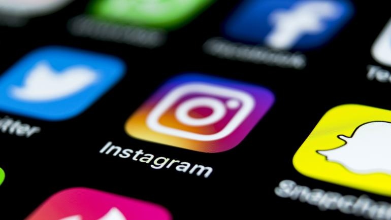 Instagram изпробва нова функция която задължава потребителите да направят кратък