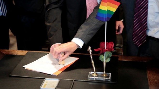 Швейцарското правителство обяви днес че еднополови двойки ще могат да