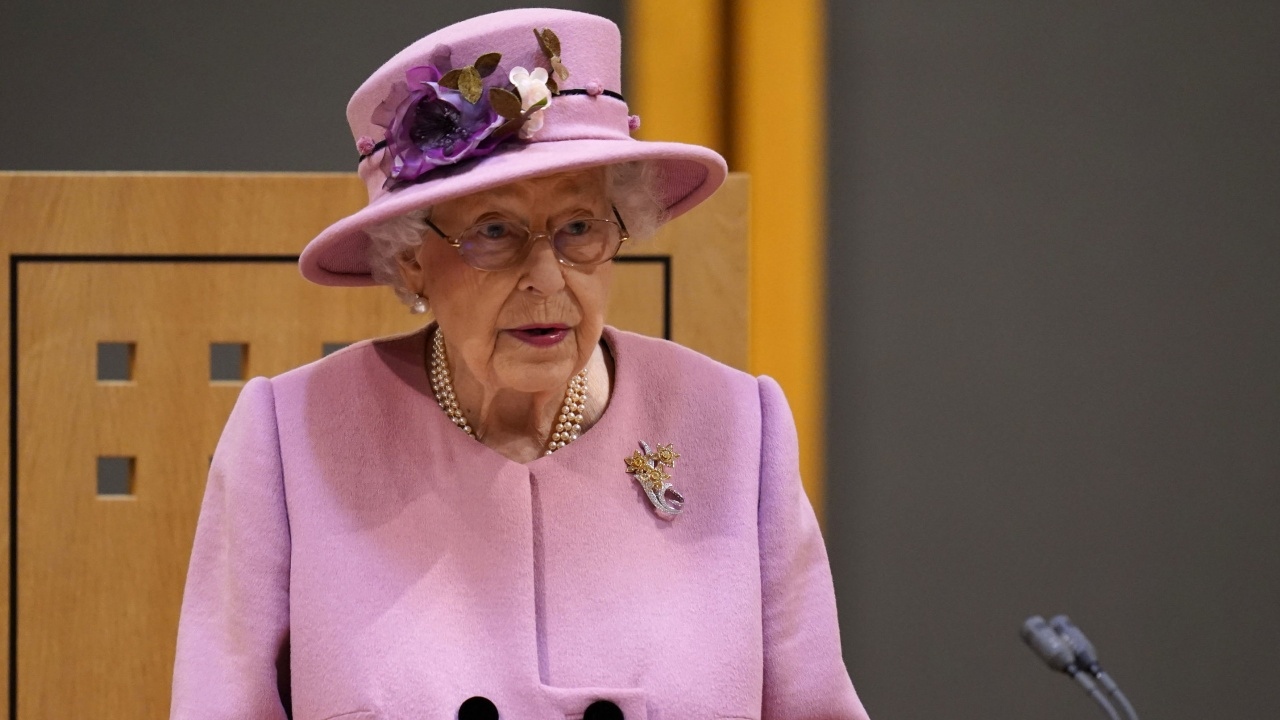 "Британската кралица Елизабет II проведе своята първата публична проява от