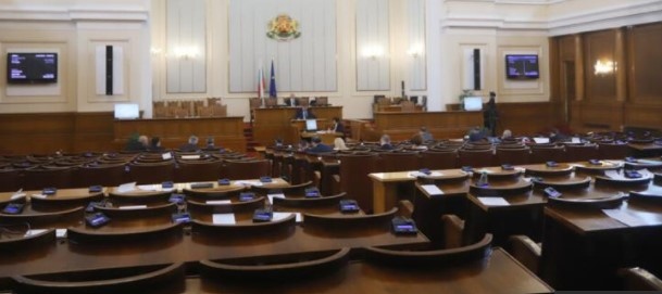 Новите депутати ще получават с 220 лева по високи базисни заплати