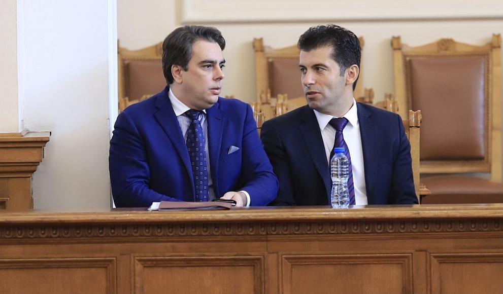 Лидерите на формацията Продължаваме промяната Кирил Петков и Асен Василев