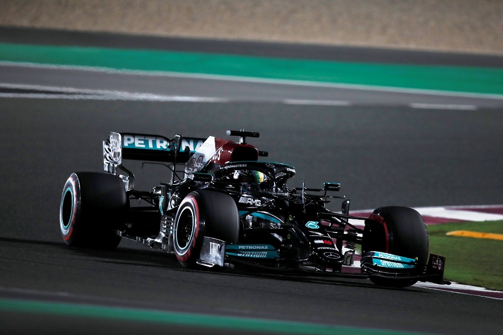 Световният шампион Люис Хамилтън с Мерцедес ще стартира първи в