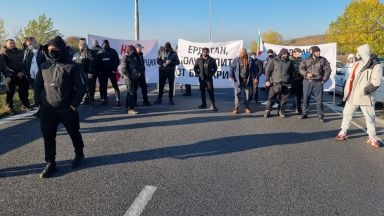 Протестиращи срещу изборния туризъм блокираха движението по магистрала Марица малко