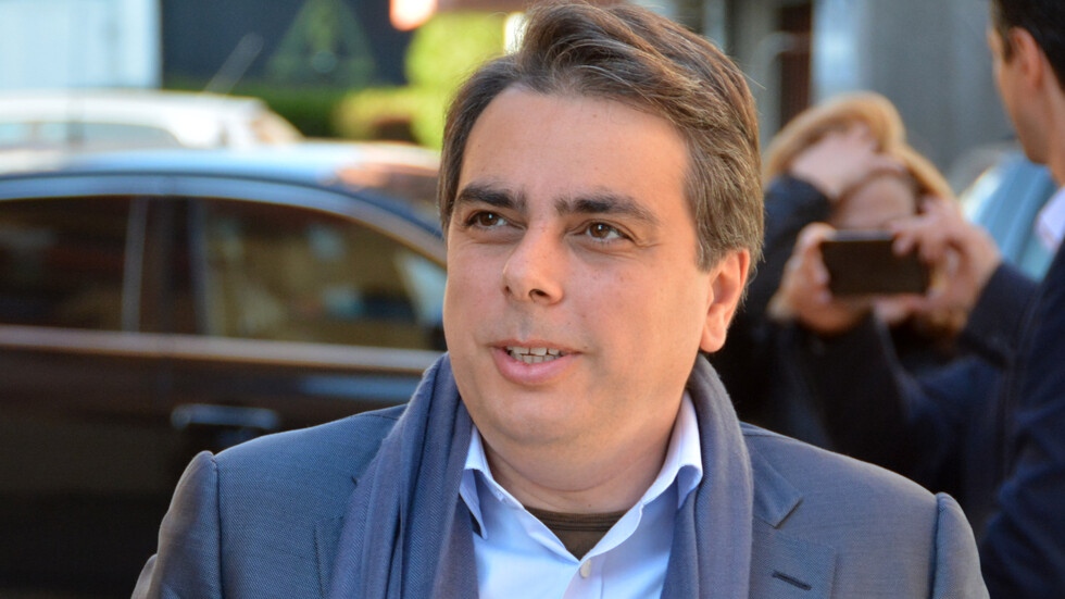 Един от лидерите на Продължаваме промяната Асен Василев гласува в родния