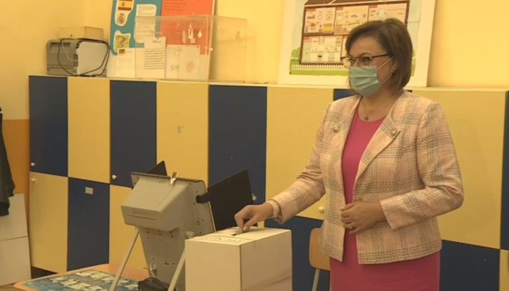 Лидерът на БСП в оставка Корнелия Нинова гласува в подкрепа