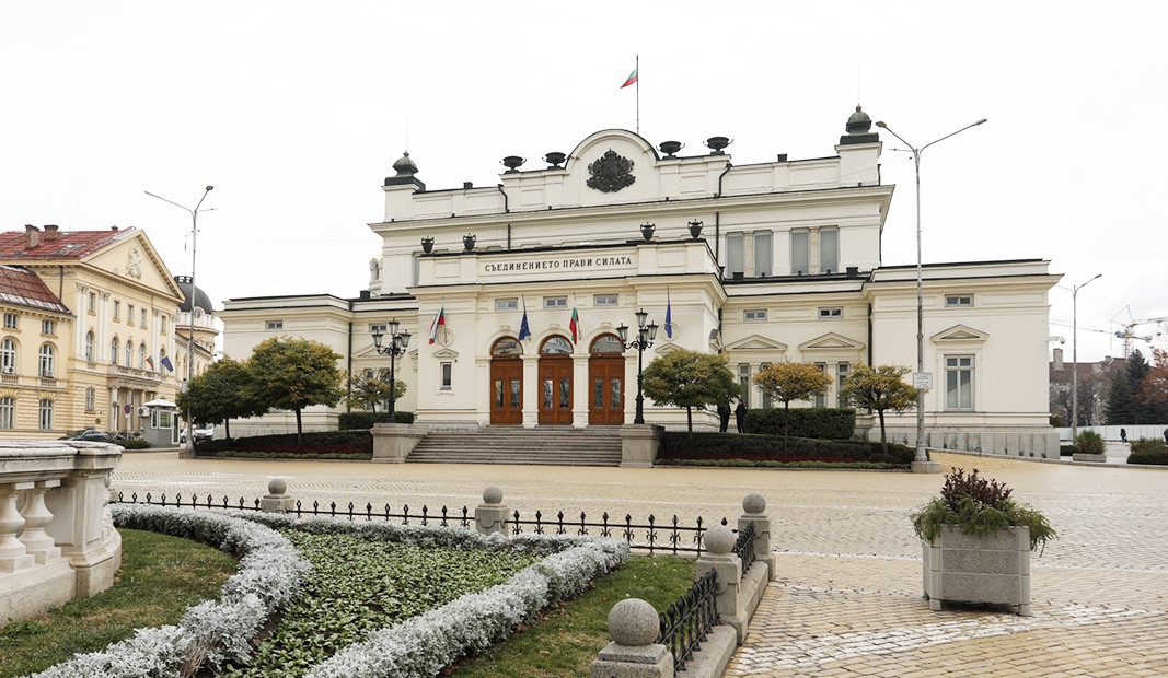 Тази седмица новите 240 депутати може да влязат в парламента Разговорите