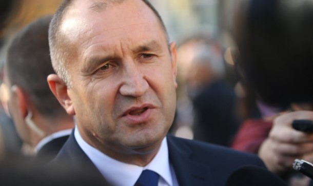 Българите се чувстват изоставени от политиците дистанцията помежду им е