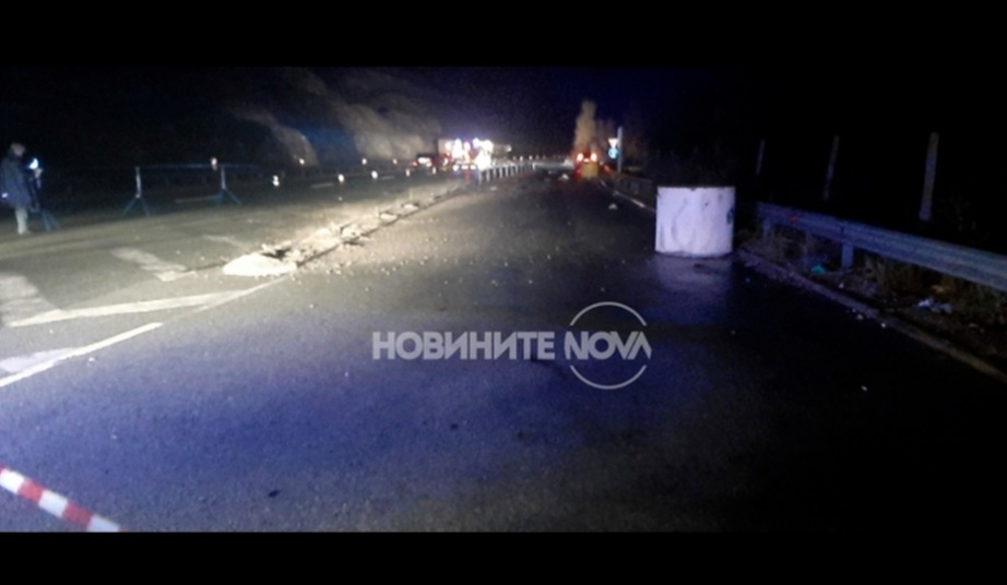 Най малко 46 души загинаха след като пътнически автобус с македонска регистрация