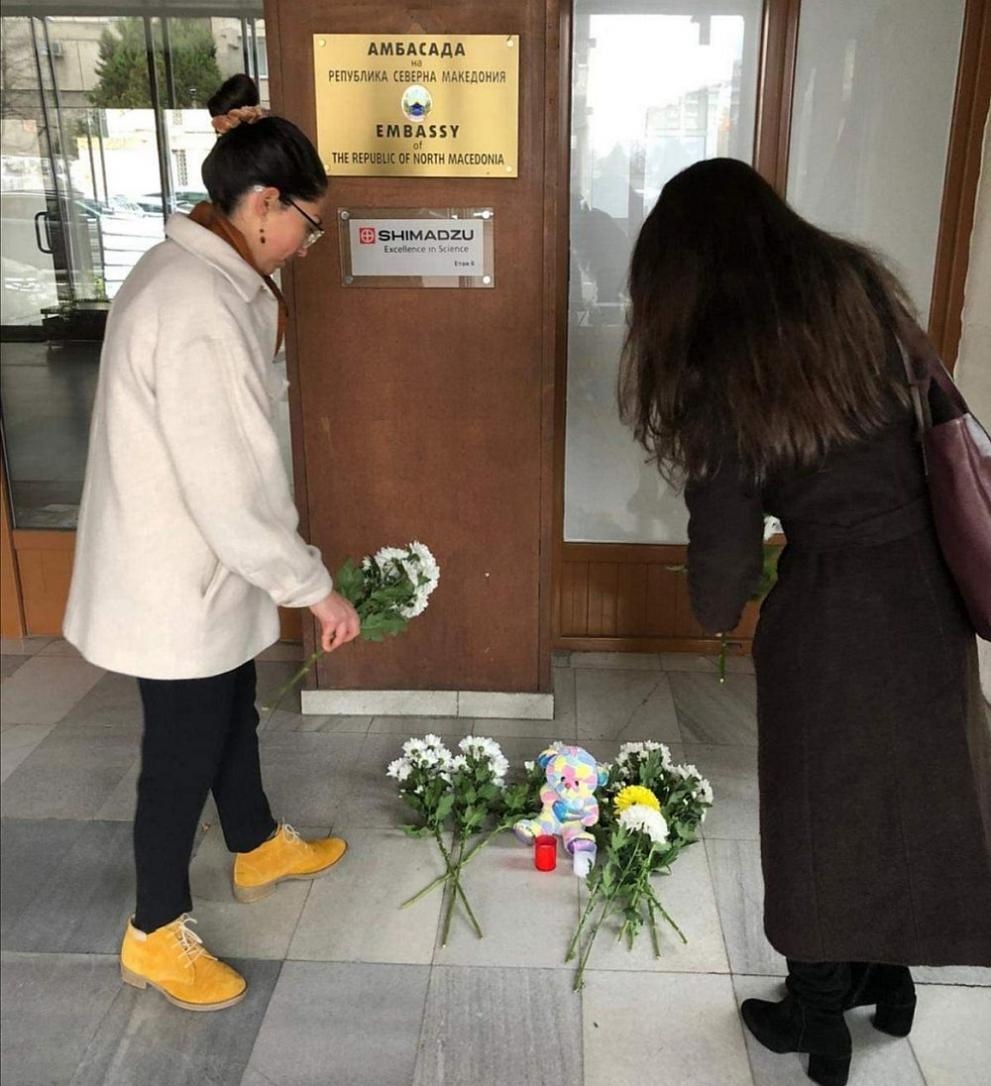 Пред македонското посолство в София граждани полагат цветя в знак
