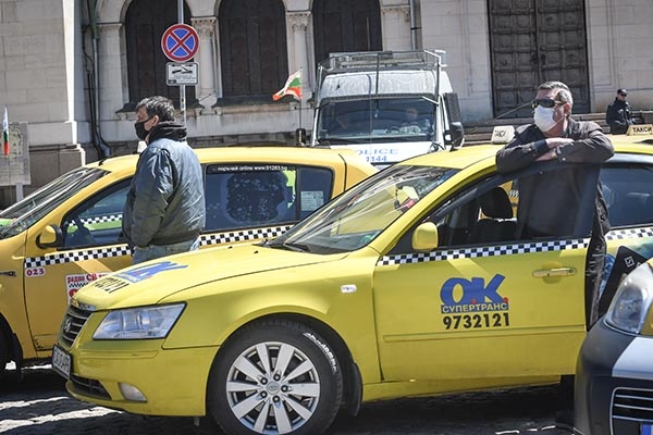 Нови по високи цени на таксиметровите услуги в София одобри Столичният