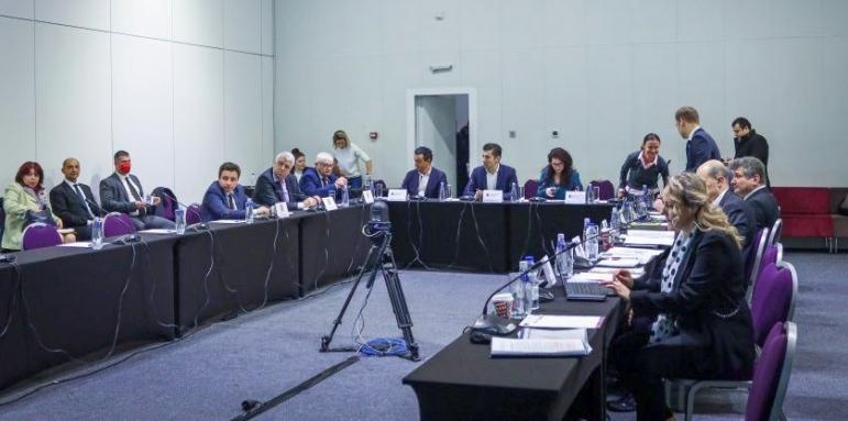 Конструктивни и оперативни са досега преговорите между политическите партии Започваме