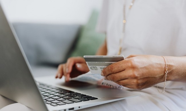 През 2020 г около 65 от всички възрастни от 16