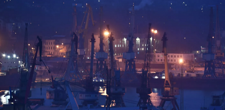 Около 200 кораба очакват преминаване през Керченския проток В момента