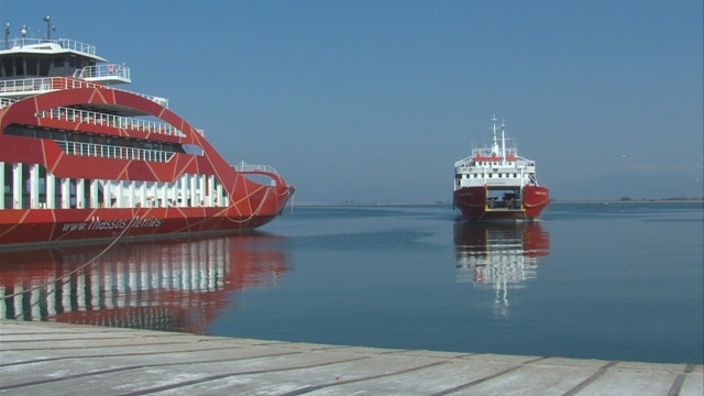 Фериботи и товарни кораби остават на котва поради силни морски