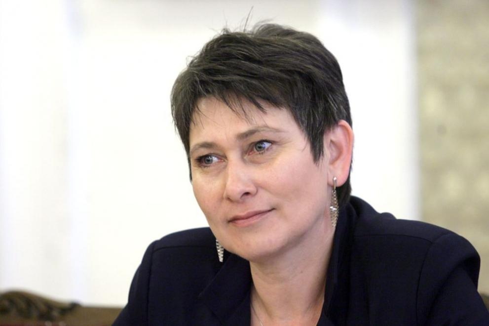Министърът на икономиката Даниела Везиева иска оставките на трима от