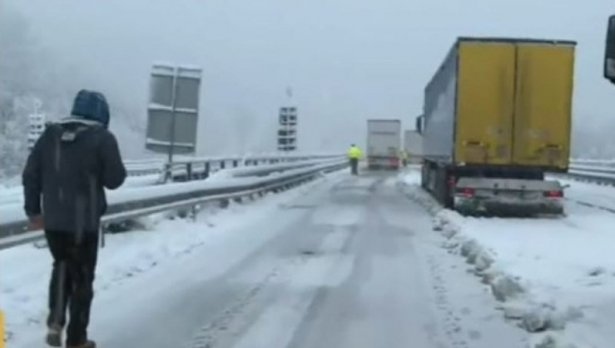 Движението по АМ Хемус в посока София е ограничено временно