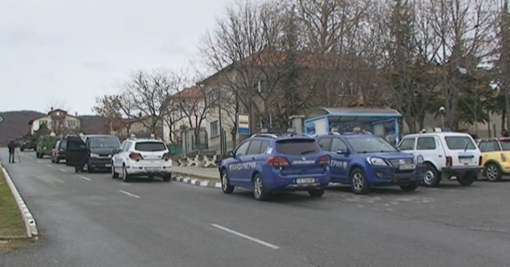 Заловиха въоръжения мъж от село Сърница който по рано днес избяга