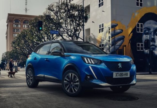 Новото Peugeot e 2008 се зарежда в контакта за 30 минути