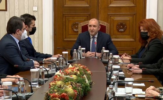 "Продължаваме промяната" на консултации с президента Румен Радев.
Консултациите ще продължат