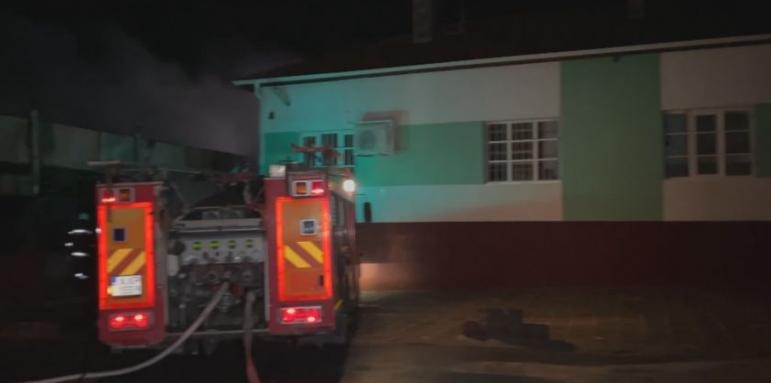 Пожар пламна в основно училище в Карнобат Изгорял е физкултурният