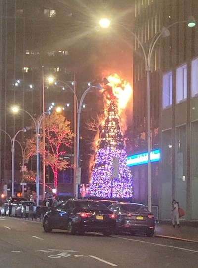 Огромната Коледна елха пред централата на новинарския канал Фокс Нюз