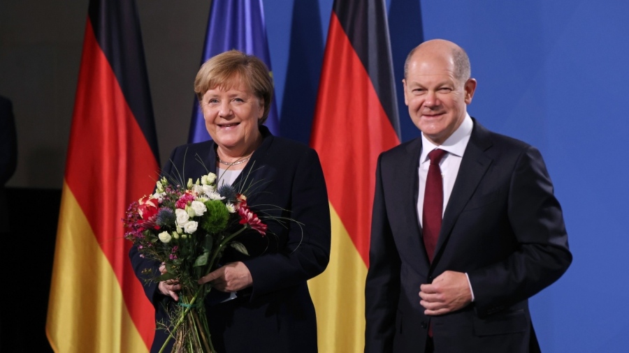 Меркел официално предаде канцлерския пост на Олаф Шолц