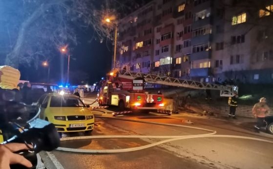 Пожар в блок в квартал Струмско в Благоевград Огънят гори