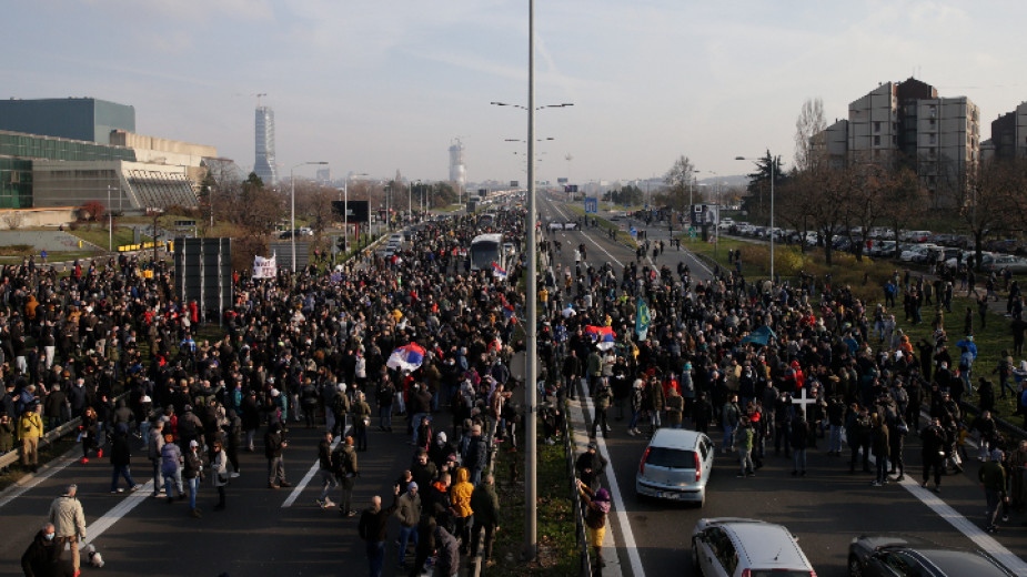 Въпреки студеното време стотици хора в Сърбия излязоха за трета