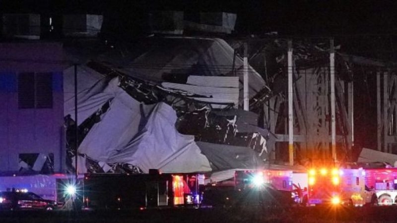 Множество хора попаднаха в капан след частично рухване на покрива