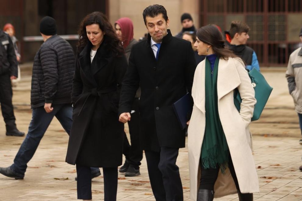 Яна Балникова и Лена Бориславова от ПГ Продължаваме Промяната ПП подадоха