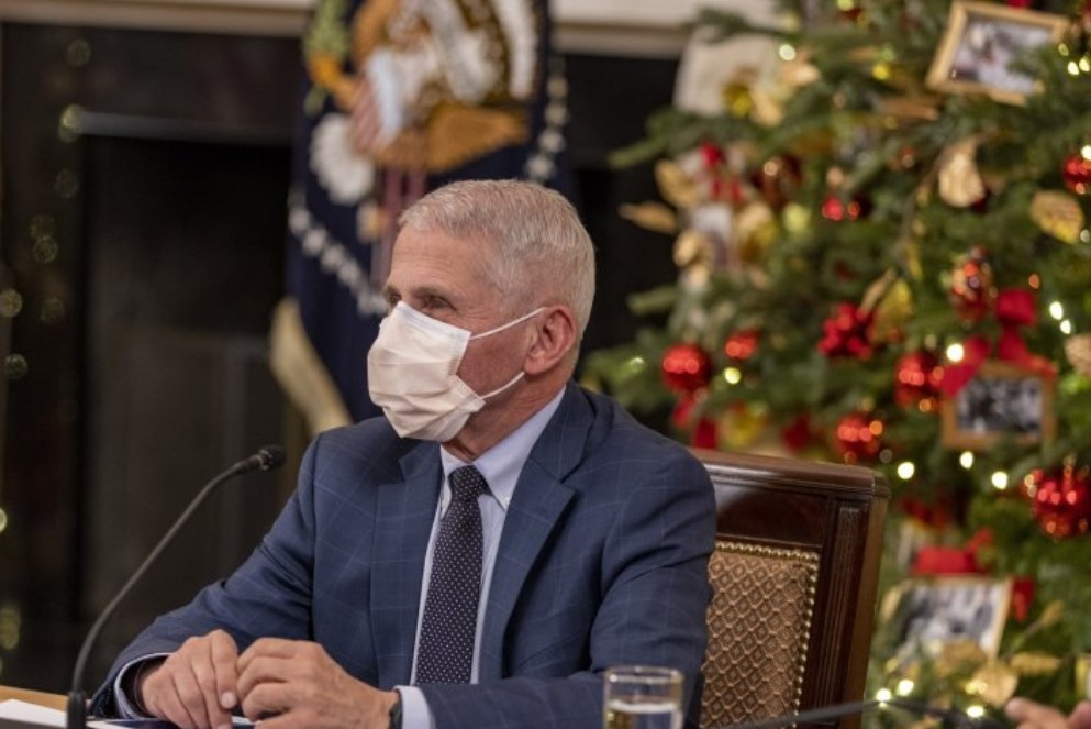 Според главния инфекционист на Съединените щати Антъни Фаучи Омикрон е