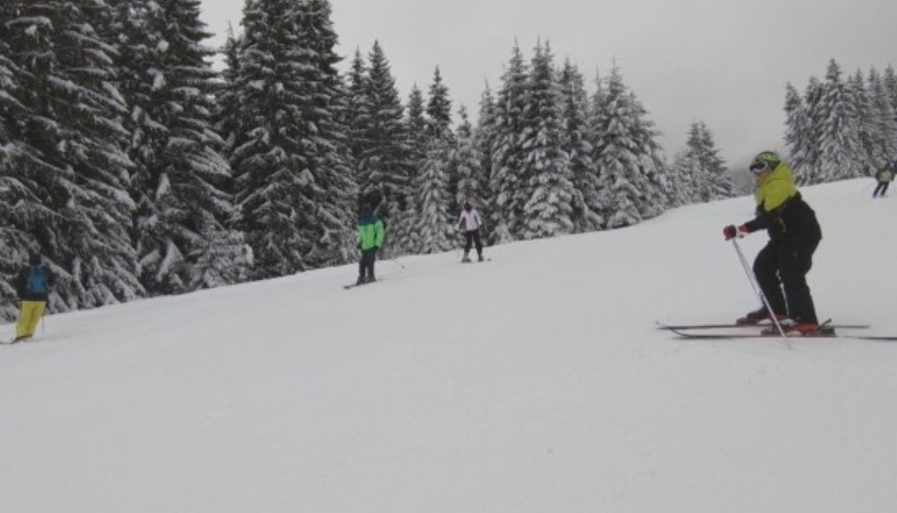 При спазване на COVID мерките ски сезонът беше открит у