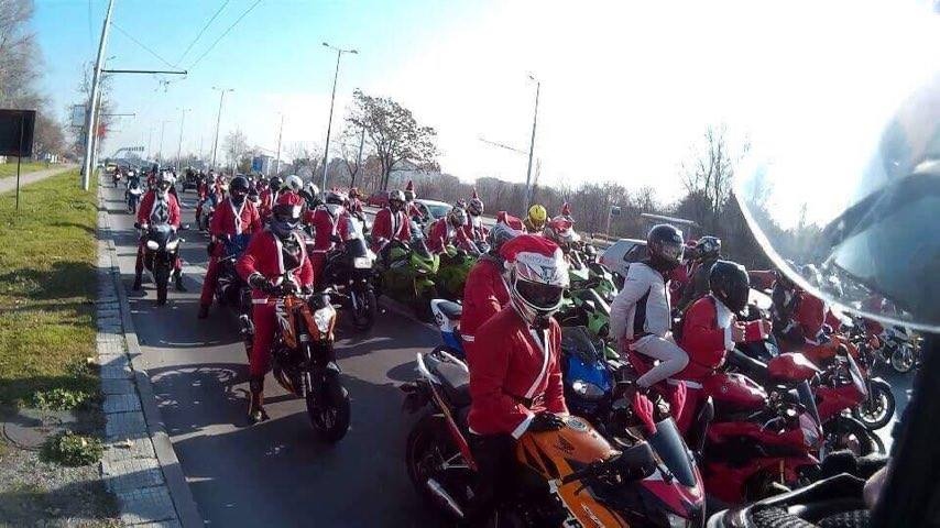 Дядо Коледа се качи и на мотор И то не