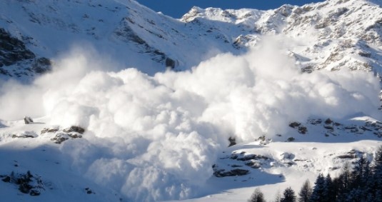 Опасност от лавини в планините заради силен вятър За това