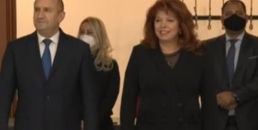 Румен Радев и Илияна Йотова приеха удостоверенията си за избора