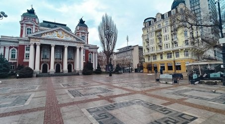 Незаконно заведение пред Народния театър в София е премахнато За