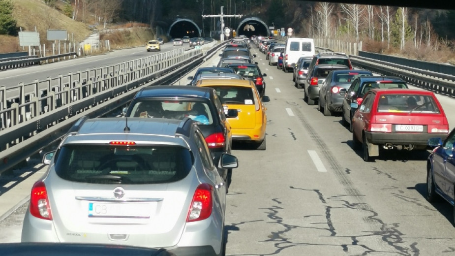 Натоварено е движението по основните пътища на страната в първия