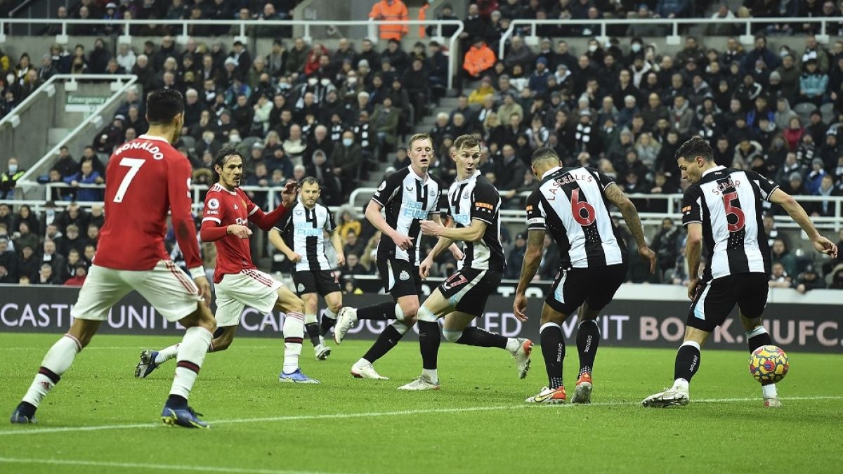 Нюкасъл и Манчестър Юнайтед завършиха наравно 1 1 в мач от