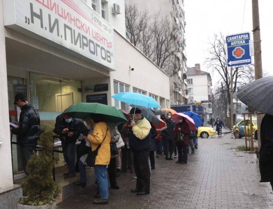 Опашка за ваксинация пред Пирогов: Дъждът не спря желаещите да се ваксинират