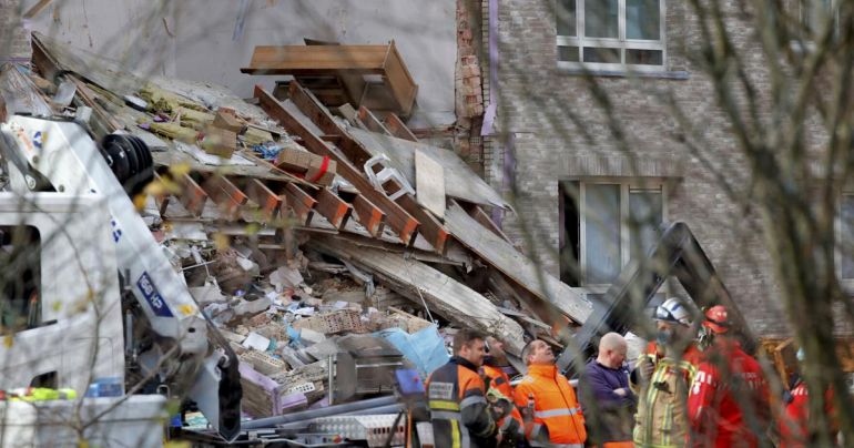 Силна експлозия разруши голяма част от жилищна сграда в град