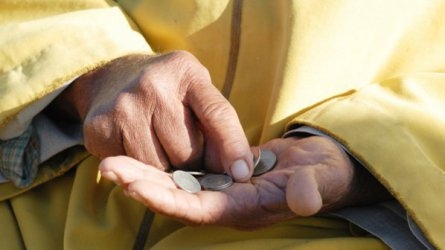 От днес линията на бедност става 413 лева Повишението ѝ