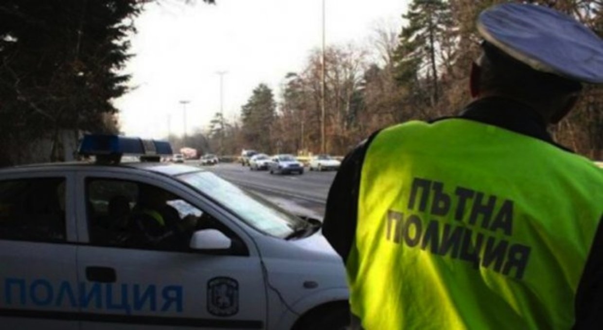 Засилен остава контролът по пътищата в страната като се следи