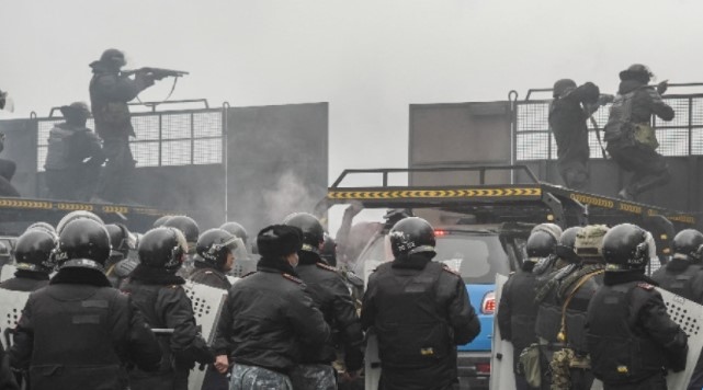 Десетки убити протестиращи обезглавени полицаи десант на руски парашутисти