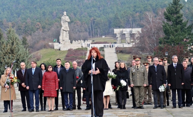По силен от самовластието е стремежът към достоен живот без бедност