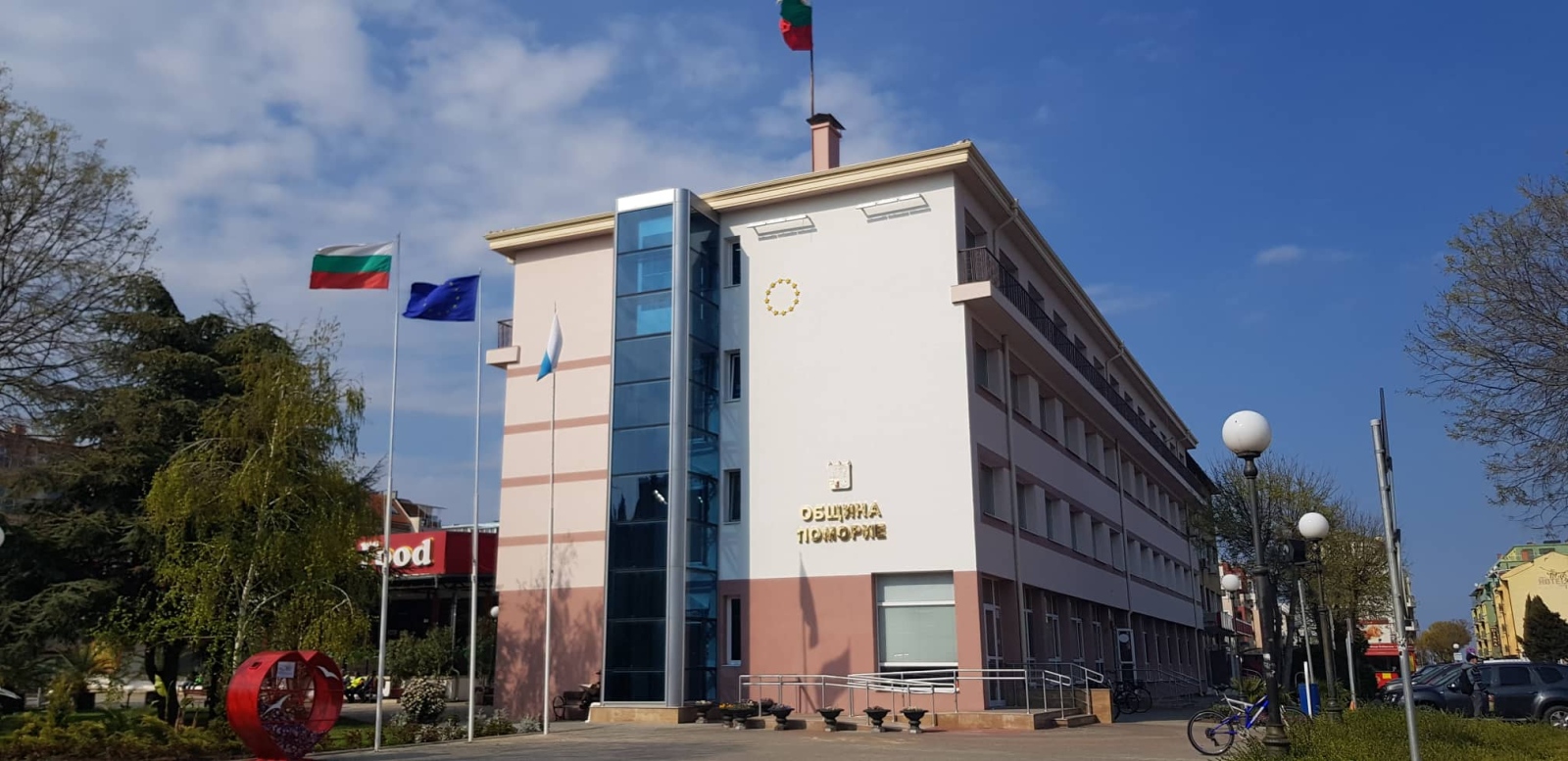 Полиция е влязла в община Поморие съобщи БНТ Разследването е за