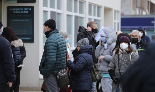 Във ваксионационния пункт на Пирогов чакат предимно хора дошли да