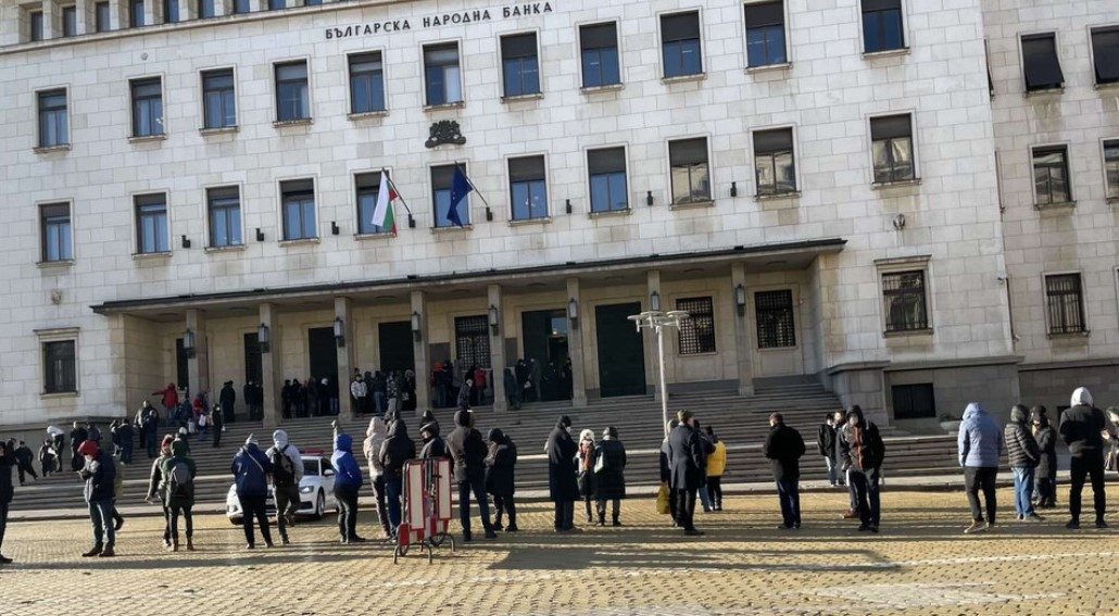 Гигантска опашка се е образувала пред сградата на Българската народна