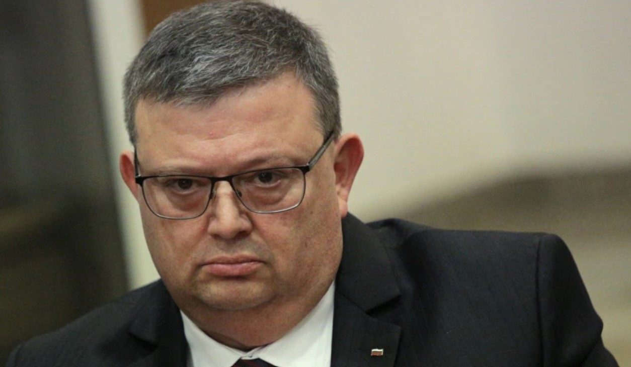 Председателят на антикорупционната комисия Сотир Цацаров е депозирана в деловодството на Народното