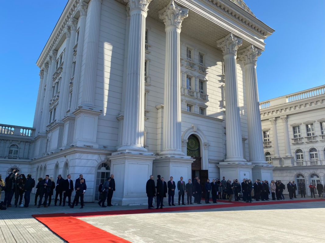 Премиерът Кирил Петков пристигна на официално посещение в Скопие На летището